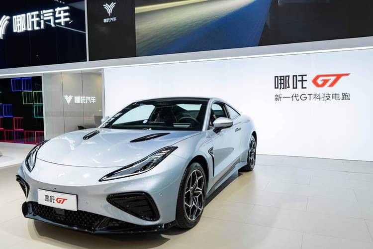 成都213哪吒汽车在智能汽车领域的表现，领途汽车在新能源汽车市场中的影响力